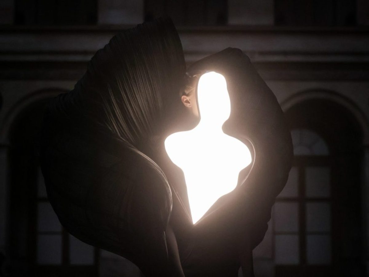 Η τραγική ιστορία πίσω από τη συλλογή του Gaurav Gupta – H φωτιά που παραλίγο να κοστίσει τη ζωή εκείνου και της συντρόφου του