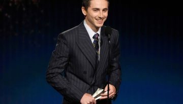 Και ξαφνικά, ο Timothée Chalamet σπάει τους στιλιστικούς του κώδικες