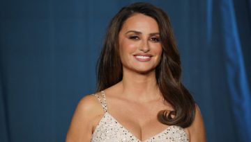 Κυματιστό καρέ και πλαϊνή φράντζα: Η Penélope Cruz τράβηξε τα βλέμματα στο show της Chanel