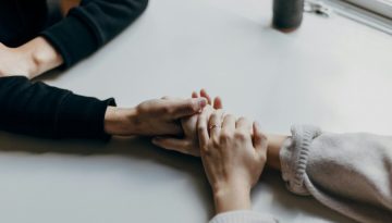 Κινήσεις που κάνουν τη διαφορά όταν ένας φίλος περνά δύσκολα