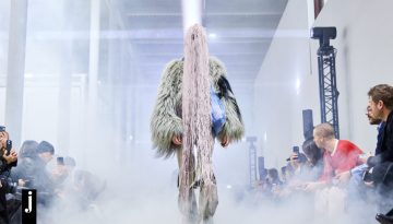 Μέσα στη δυστοπία του Rick Owens: Το ομιχλώδες τοπίο του show, οι γιγάντιες μακραμέ μάσκες και η αποδόμηση της εξουσίας