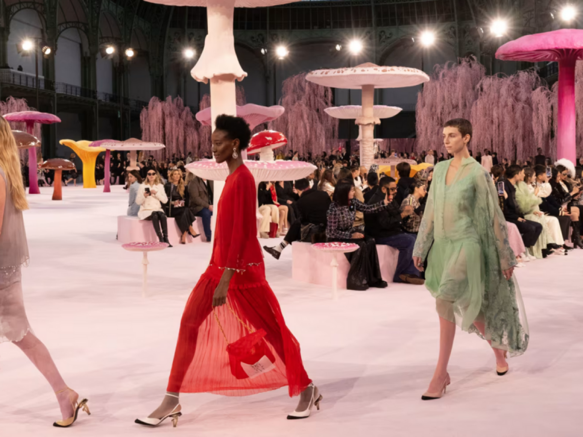 Ο Matthieu Blazy γράφει το επόμενο κεφάλαιο της Chanel Haute Couture