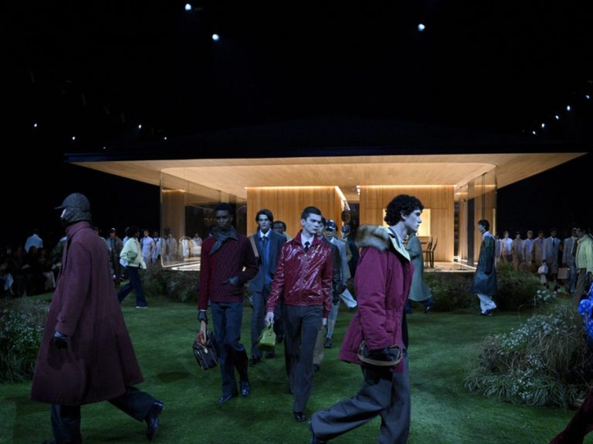 Ο Pharrell Williams έχτισε (κυριολεκτικά) το νέο σύμπαν του Louis Vuitton – Πώς η πασαρέλα μετατράπηκε σε σύγχρονη κατοικία
