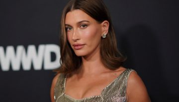 Πώς να αναδημιουργήσεις το lip combo της Hailey Bieber σύμφωνα με pro makeup artist