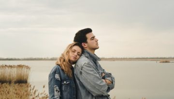 Πώς να διαχειριστείτε έναν σύντροφο με προβλήματα εμπιστοσύνης