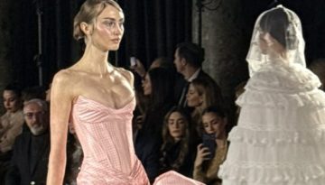 Σήλια Κριθαριώτη: Η νέα συλλογή της παρουσιάστηκε στην Εβδομάδα Μόδας του Παρισιού και είχε αέρα «Old Hollywood»