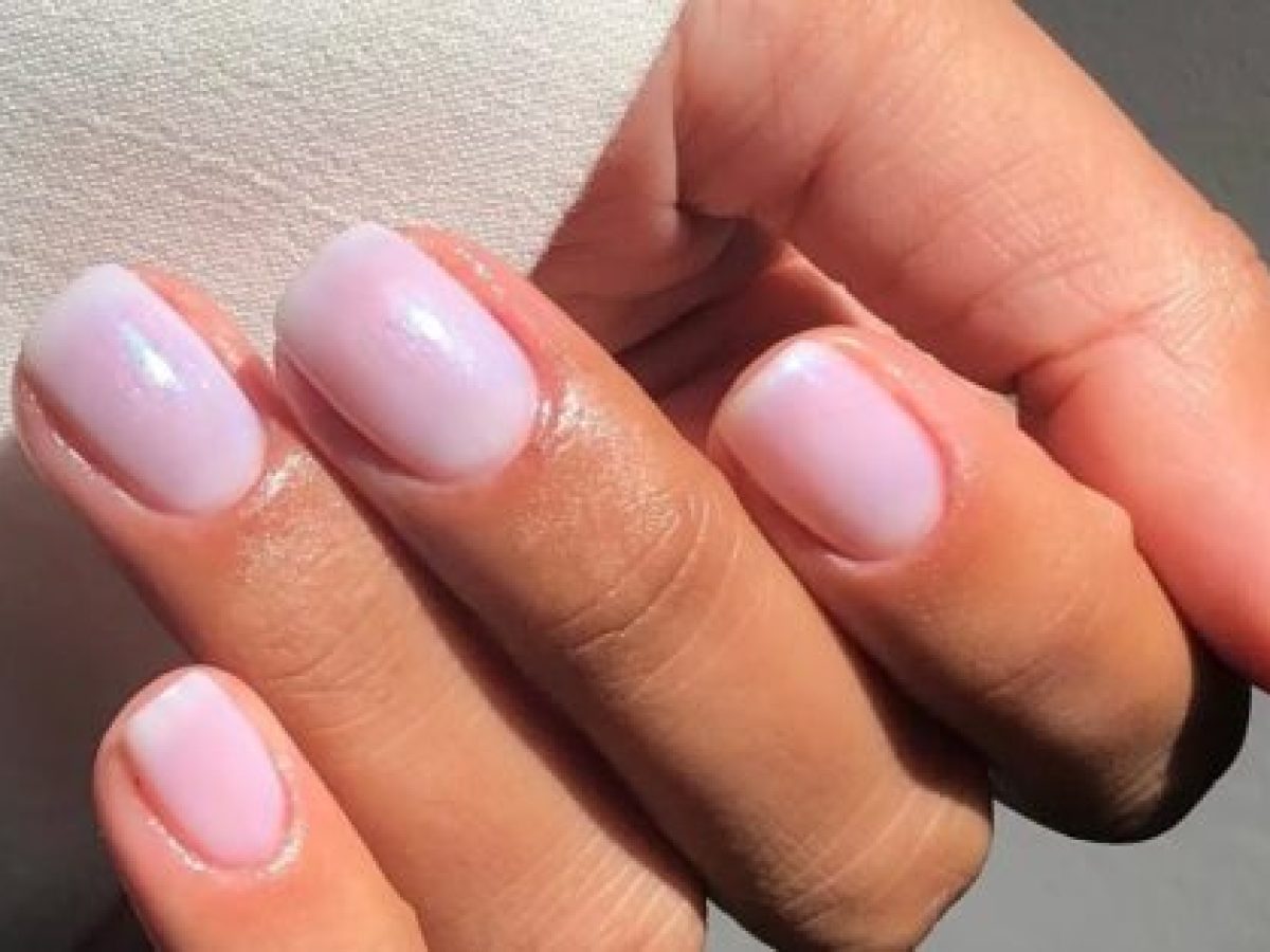 Στη νέα εποχή του «clean girl manicure» πρωταγωνιστούν τα illuminators νυχιών