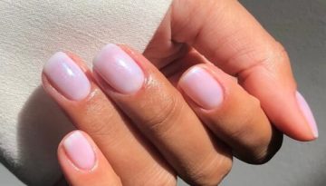 &Sigma;&tau;&eta; &nu;έ&alpha; &epsilon;&pi;&omicron;&chi;ή &tau;&omicron;&upsilon; &laquo;clean girl manicure&raquo; &pi;&rho;&omega;&tau;&alpha;&gamma;&omega;&nu;&iota;&sigma;&tau;&omicron;ύ&nu; &tau;&alpha; illuminators &nu;&upsilon;&chi;&iota;ώ&nu;