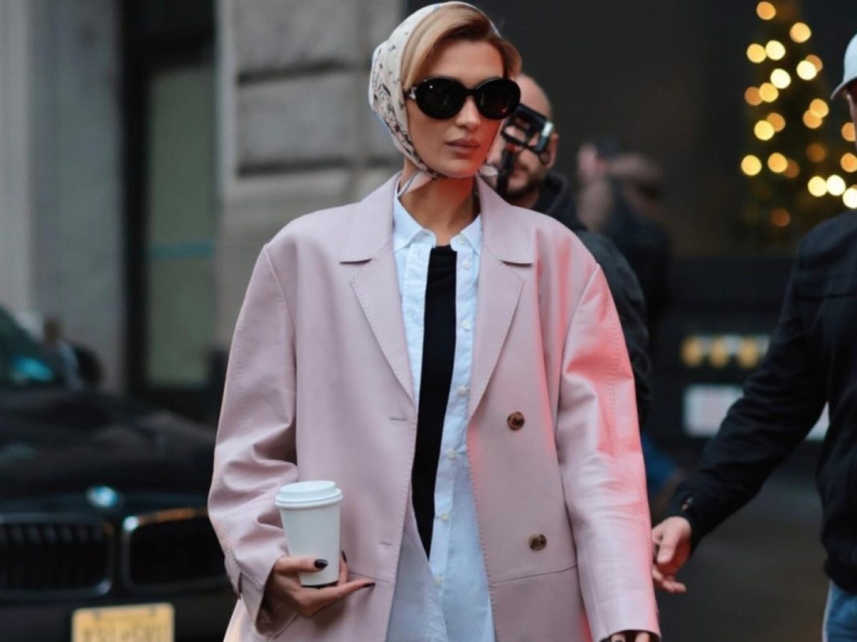 Στους δρόμους της Νέας Υόρκης, η Bella Hadid αναβιώνει το αγαπημένο αξεσουάρ μαλλιών της Grace Kelly
