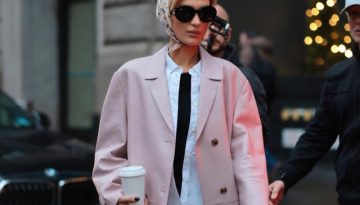 Στους δρόμους της Νέας Υόρκης, η Bella Hadid αναβιώνει το αγαπημένο αξεσουάρ μαλλιών της Grace Kelly