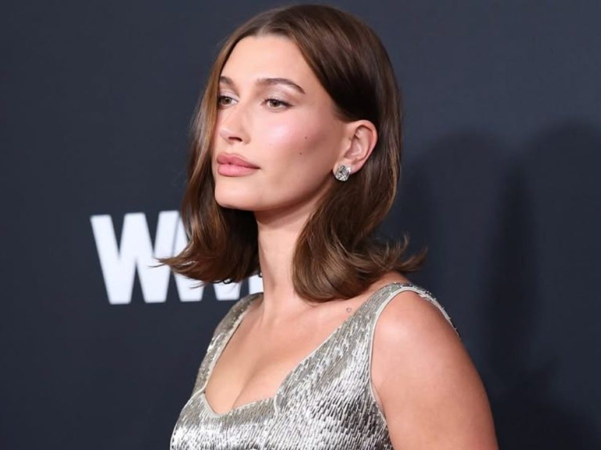 Τα ασημί cat-eye nails της Hailey Bieber είναι το επόμενο mani που θα κάνουμε