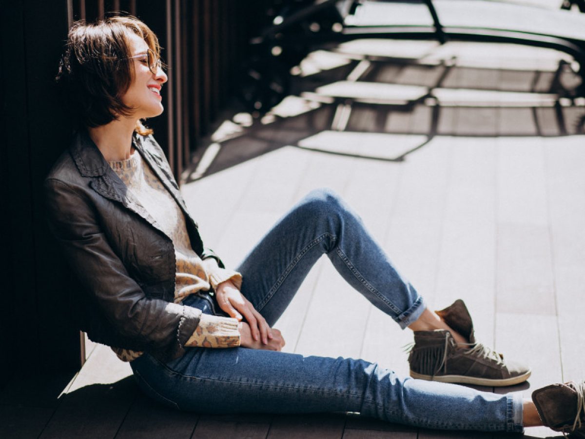 Τα cigarette jeans επέστρεψαν και επίσημα και ιδού πώς να τα φορέσεις