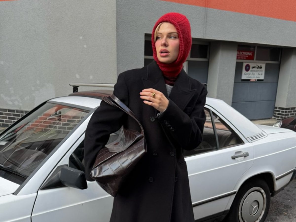 Τι είναι το «balaclava scarf», το στιλιστικό τρικ που είδαμε στα social media και αλλάζει τον τρόπο που φοράμε το κασκόλ μας;