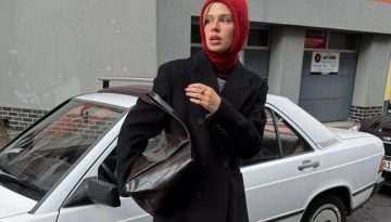 Τι είναι το «balaclava scarf», το στιλιστικό τρικ που είδαμε στα social media και αλλάζει τον τρόπο που φοράμε το κασκόλ μας;