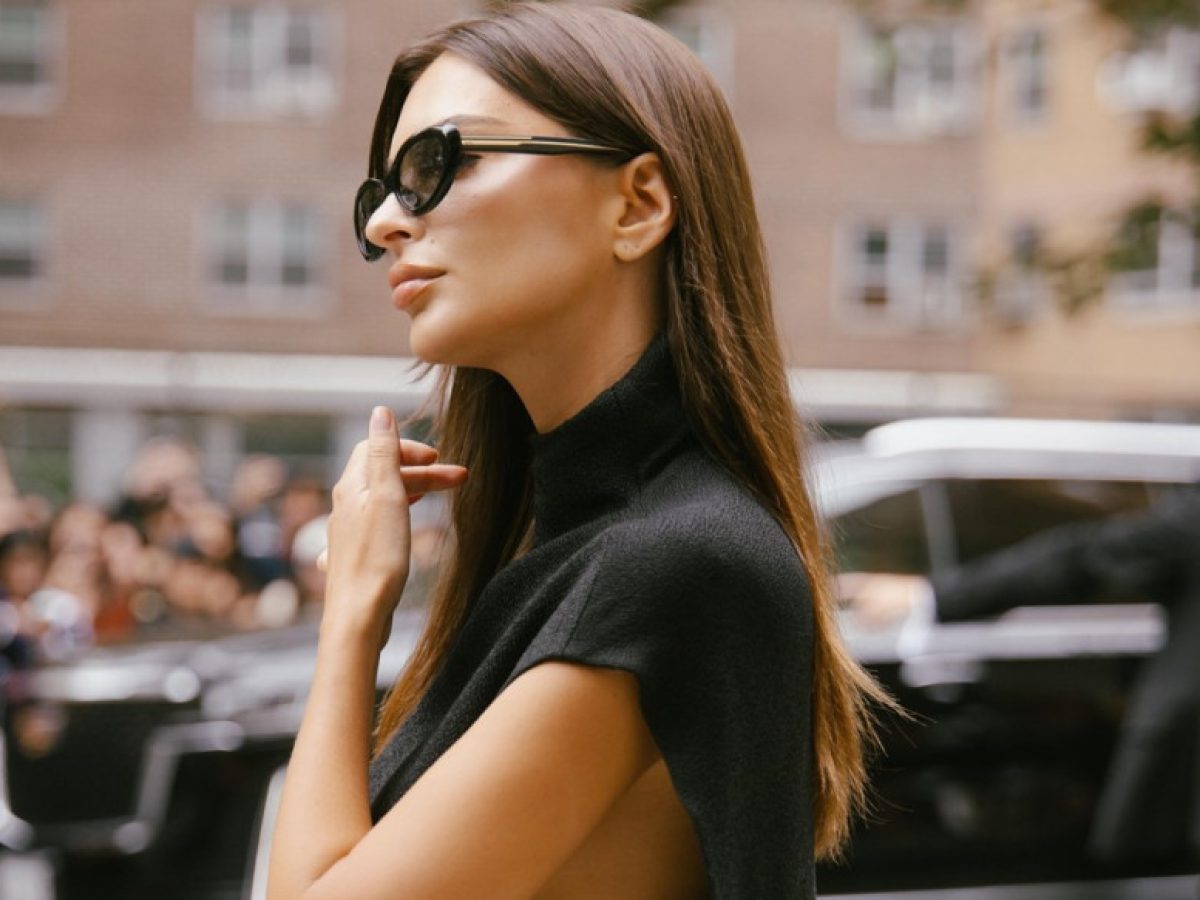 Το μινιμαλιστικό μικρό φόρεμα των ‘90s κάνει δυναμικό comeback (και ταιριάζει με τα πάντα)