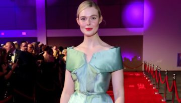 Το nude glass μανικιούρ της Elle Fanning θα γίνει το αγαπημένο σου αν έχεις κοντά νύχια