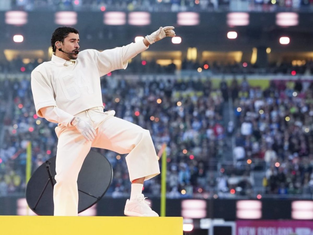 Bad Bunny: Η ιστορία πίσω από το iconic look του στο Super Bowl