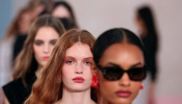 Carolina Herrera Fall 2026: &Alpha;&rho;&mu;&omicron;&nu;&iota;&kappa;έ&sigmaf; &mu;&omicron;&nu;&omicron;&chi;&rho;&omega;&mu;ί&epsilon;&sigmaf; &kappa;&alpha;&iota; &tau;&omicron;&lambda;&mu;&eta;&rho;έ&sigmaf; &alpha;&nu;&tau;&iota;&theta;έ&sigma;&epsilon;&iota;&sigmaf; &sigma;&tau;&omicron; &mu;&alpha;&kappa;&iota;&gamma;&iota;ά&zeta; ό&rho;&iota;&sigma;&alpha;&nu; &tau;&omicron; beauty &alpha;&phi;ή&gamma;&eta;&mu;&alpha; &tau;&eta;&sigmaf; &sigma;&epsilon;&zeta;ό&nu;