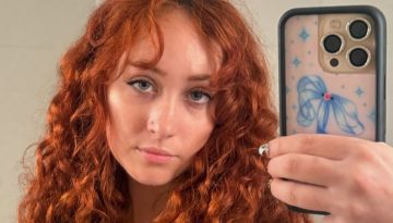 Chappell Roan: &Alpha;&pi;&omicron;&gamma;&epsilon;ί&omega;&sigma;&epsilon; &tau;&eta;&nu; &tau;ά&sigma;&eta; &tau;&omega;&nu; cat-eye nails
