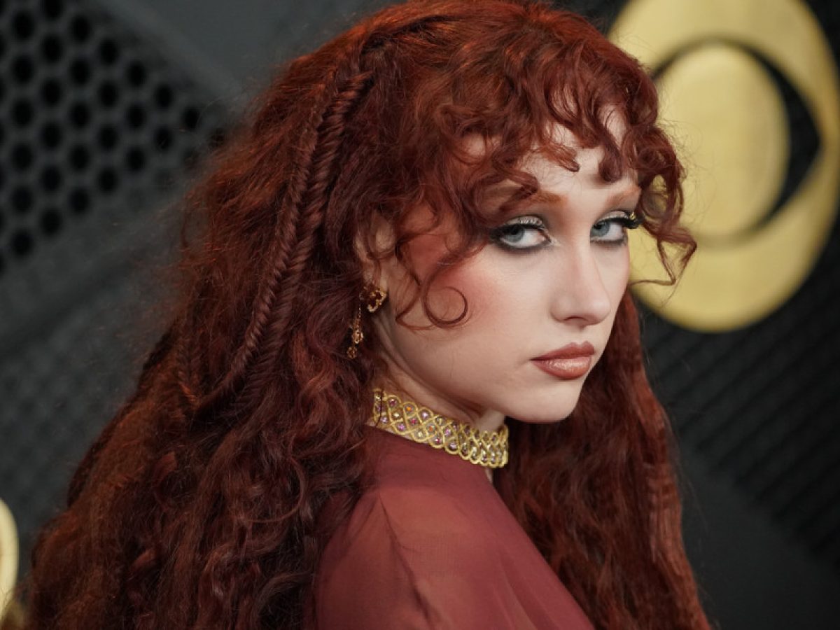 Chappell Roan στα Grammys: Το (λιγότερο επώδυνο απ’ όσο φαίνεται) μυστικό πίσω από το «τόπλες» look της