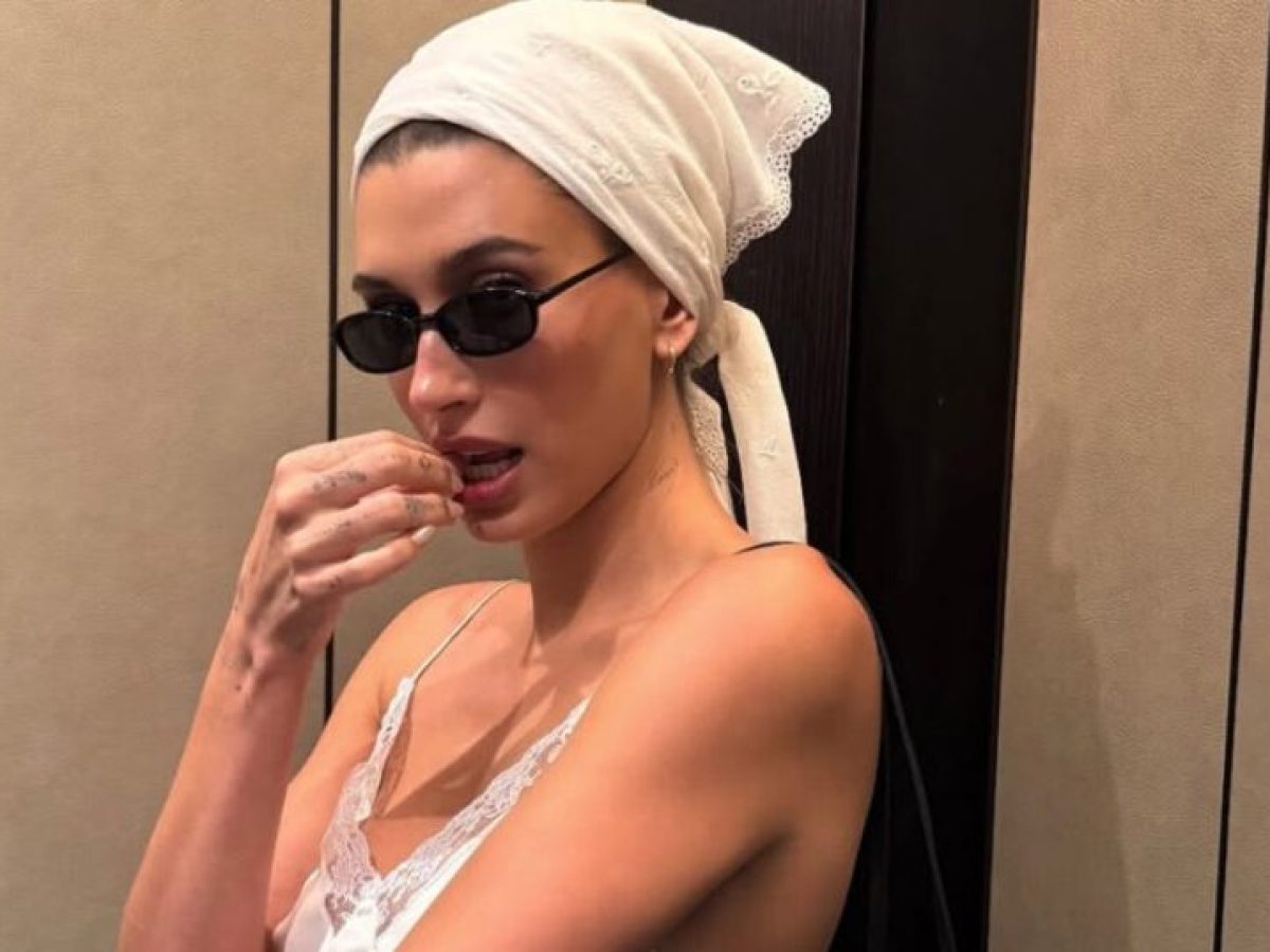 Copy the look: Η Hailey Bieber μεταμορφώνει το νυχτικό σε chic outfit