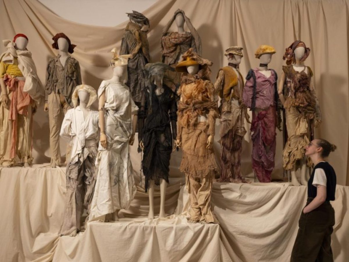 «Dirty Looks: Desire and Decay in Fashion»: Η έκθεση που εξερευνά τι συμβαίνει με τη μόδα όταν «φθείρεται»