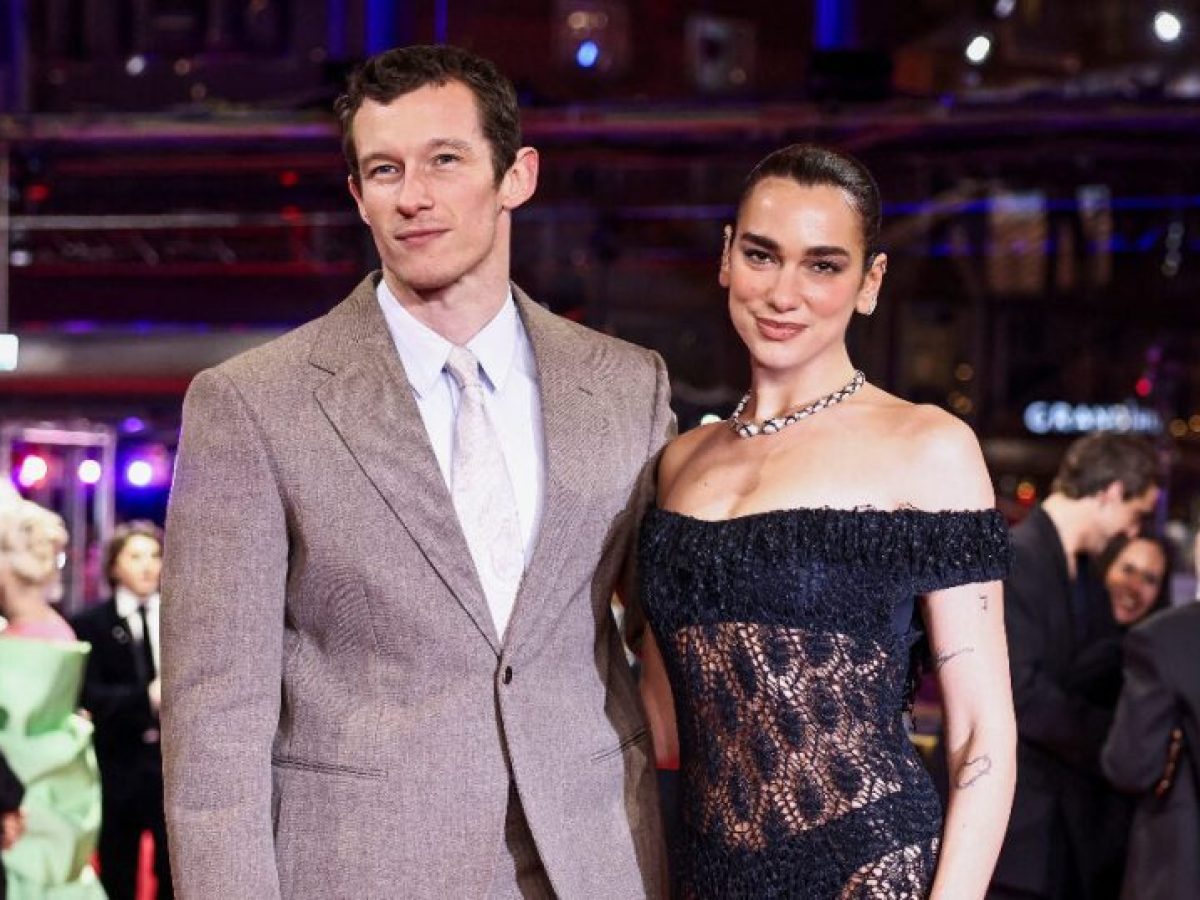 Dua Lipa: Με «γυμνό» φόρεμα στο πλευρό του αρραβωνιαστικού της Callum Turner στο Βερολίνο