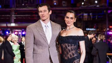 Dua Lipa: Με «γυμνό» φόρεμα στο πλευρό του αρραβωνιαστικού της Callum Turner στο Βερολίνο