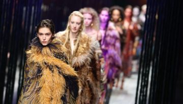 Etro FW26: &Alpha;&pi;ό &tau;&alpha; &alpha;&upsilon;&sigma;&tau;&eta;&rho;ά &kappa;&omicron;&upsilon;&mu;&pi;&omega;&mu;έ&nu;&alpha; &pi;&alpha;&lambda;&tau;ά &sigma;&tau;&iota;&sigmaf; &lambda;ά&mu;&psi;&epsilon;&iota;&sigmaf; &kappa;&alpha;&iota; &tau;&alpha; &phi;&tau;&epsilon;&rho;ά &ndash; &Eta; &pi;&iota;&omicron; &sigma;ύ&gamma;&chi;&rho;&omicron;&nu;&eta; &epsilon;&kappa;&delta;&omicron;&chi;ή &tau;&omicron;&upsilon; &mu;&alpha;&xi;&iota;&mu;&alpha;&lambda;&iota;&sigma;&mu;&omicron;ύ &tau;&alpha; έ&chi;&epsilon;&iota; ό&lambda;&alpha;!