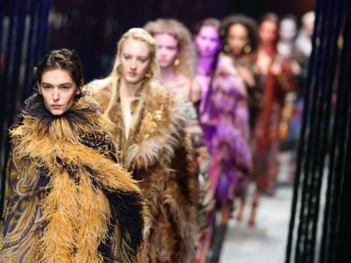 Etro FW26: Από τα αυστηρά κουμπωμένα παλτά στις λάμψεις και τα φτερά – Η πιο σύγχρονη εκδοχή του μαξιμαλισμού τα έχει όλα!