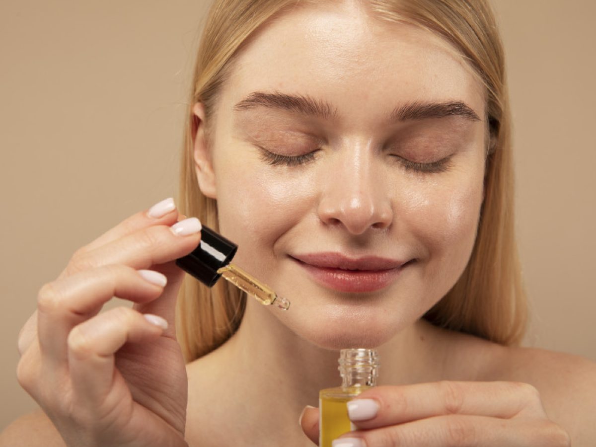 Glass skin: Αυτός ο ορός με πεπτίδια υπόσχεται λεία επιδερμίδα και «θολωμένους» πόρους σε δευτερόλεπτα