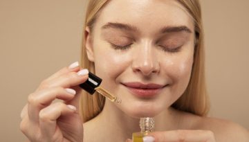 Glass skin: Αυτός ο ορός με πεπτίδια υπόσχεται λεία επιδερμίδα και «θολωμένους» πόρους σε δευτερόλεπτα