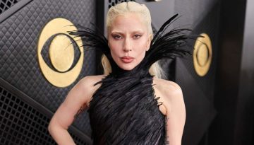 Grammy 2026 &ndash; Lady Gaga: &Pi;&lambda;&alpha;&tau;&iota;&nu;έ &mu;&alpha;&lambda;&lambda;&iota;ά, nude lips &kappa;&alpha;&iota; &alpha;&pi;ό&lambda;&upsilon;&tau;&eta; &lambda;ά&mu;&psi;&eta;