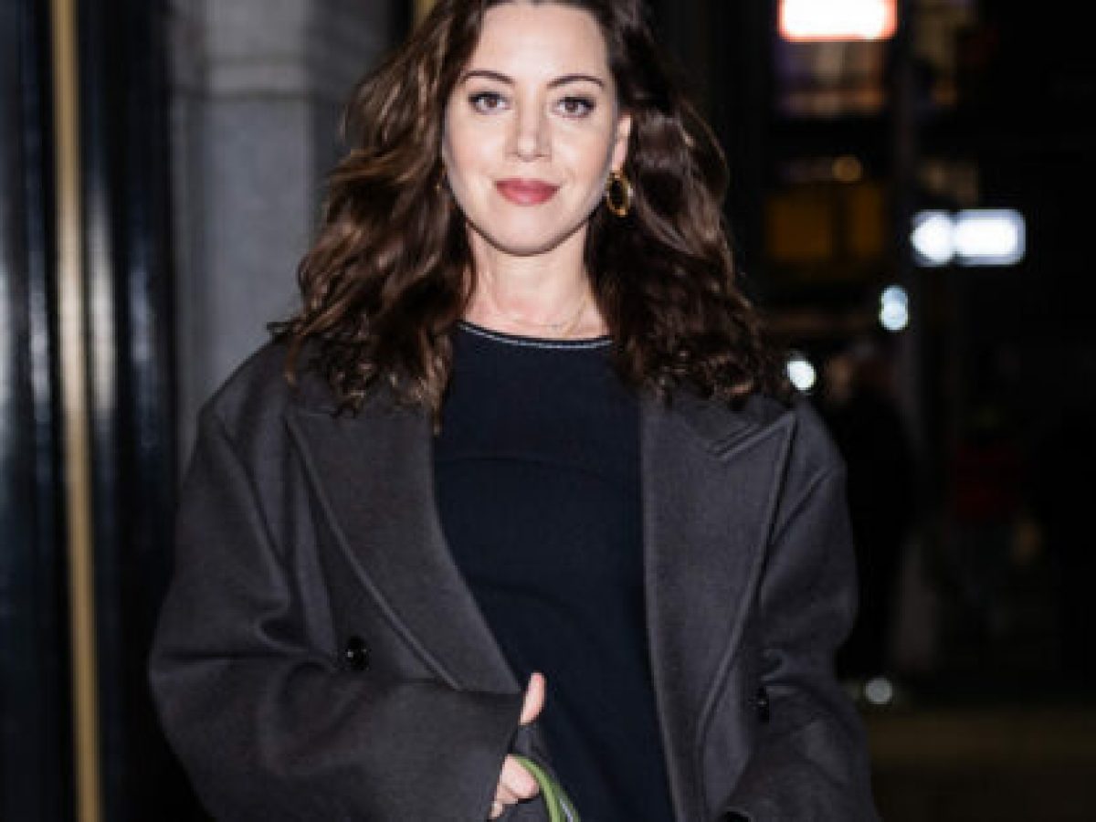 H Aubrey Plaza προσθέτει μια πινελιά χρώματος στο μαύρο σύνολό της με μια πράσινη τσάντα Mulberry