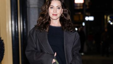 H Aubrey Plaza προσθέτει μια πινελιά χρώματος στο μαύρο σύνολό της με μια πράσινη τσάντα Mulberry