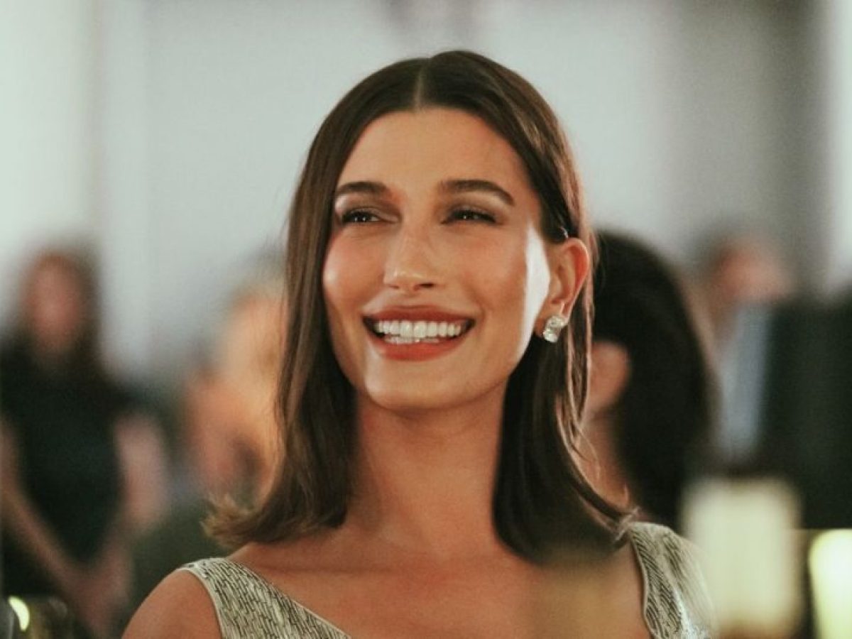 H Hailey Bieber μας δείχνει ποιο θα είναι το πιο περιζήτητο μανικιούρ την άνοιξη