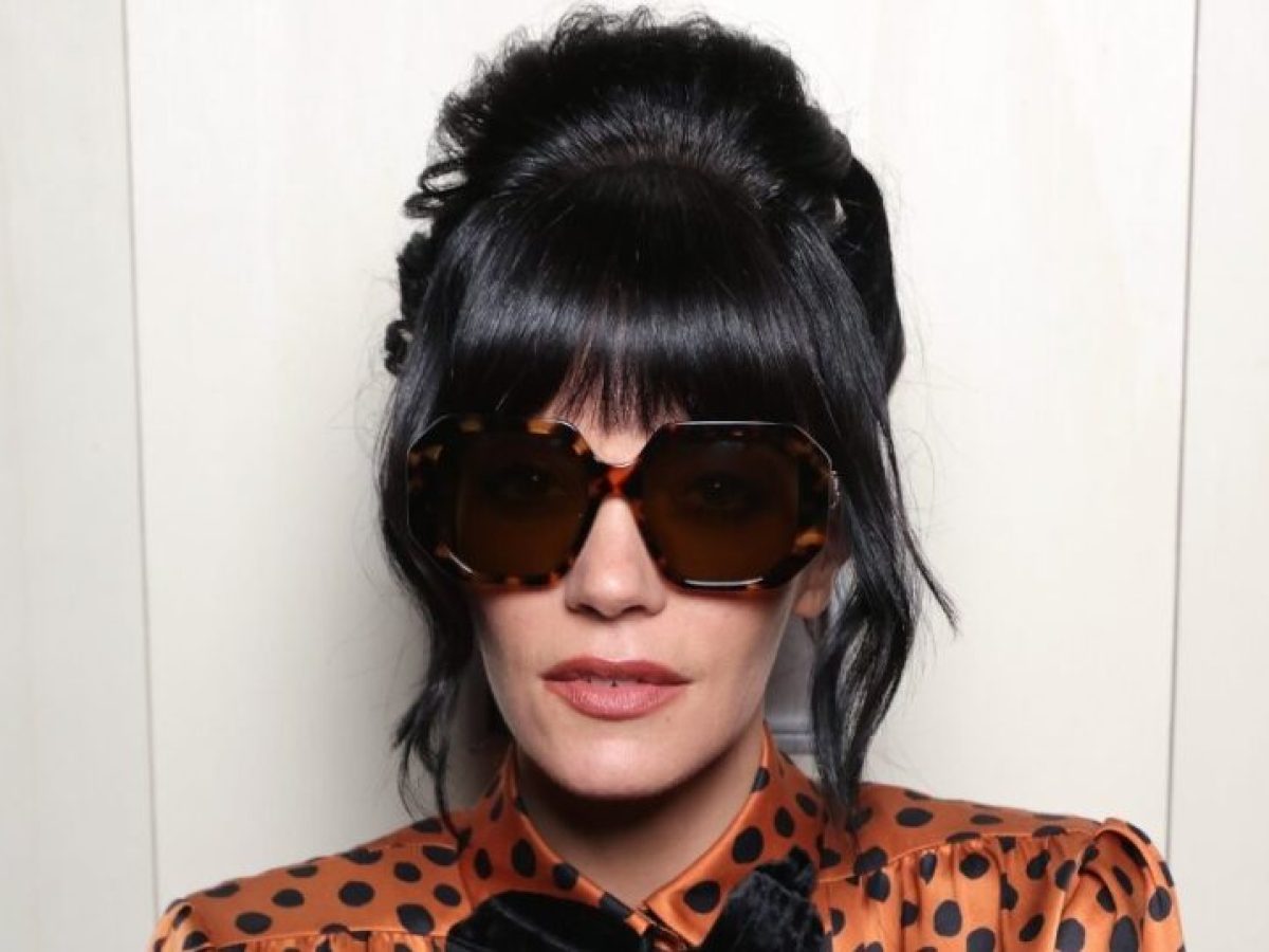 H Lily Allen φωτογραφίζεται με ένα ακόμη τέλειο ρετρό beauty look