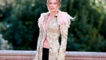 H Margot Robbie φόρεσε John Galliano στο photocall της ταινίας «Ανεμοδαρμένα ύψη» στο Λονδίνο