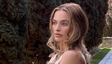 H Margot Robbie συνεχίζει να μας αφήνει άφωνες με τα hairstyles και το τελευταίο είναι ένα τέλειο goth-romantic σινιόν