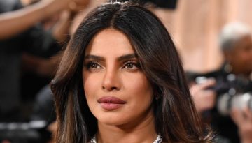 H Priyanka Chopra με κόκκινα highlights που έρχονται απευθείας από τα 90’s
