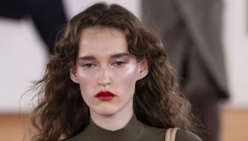 Highlighter κάτω από τα μάτια – Το runway hack που έγινε viral