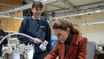 Kate Middleton: Επισκέφθηκε εργοστάσιο τζιν και έραψε η ίδια ένα ζευγάρι για τον Πρίγκιπα William