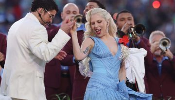 Lady Gaga, Ricky Martin, Pedro Pascal, Jessica Alba: Τι φόρεσαν οι σταρ που εμφανίστηκαν στo show του Bad Bunny