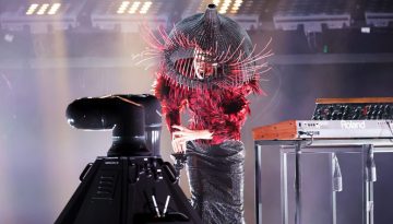 Lady Gaga: &Eta; &epsilon;&mu;&phi;ά&nu;&iota;&sigma;&eta; &mu;&epsilon; archival &delta;&eta;&mu;&iota;&omicron;&upsilon;&rho;&gamma;ί&alpha; Alexander McQueen &sigma;&tau;&eta; &sigma;&kappa;&eta;&nu;ή &tau;&omega;&nu; Grammy έ&kappa;&alpha;&nu;&epsilon; &tau;&omicron; fashion crowd &nu;&alpha; &pi;&alpha;&rho;&alpha;&lambda;&eta;&rho;&epsilon;ί