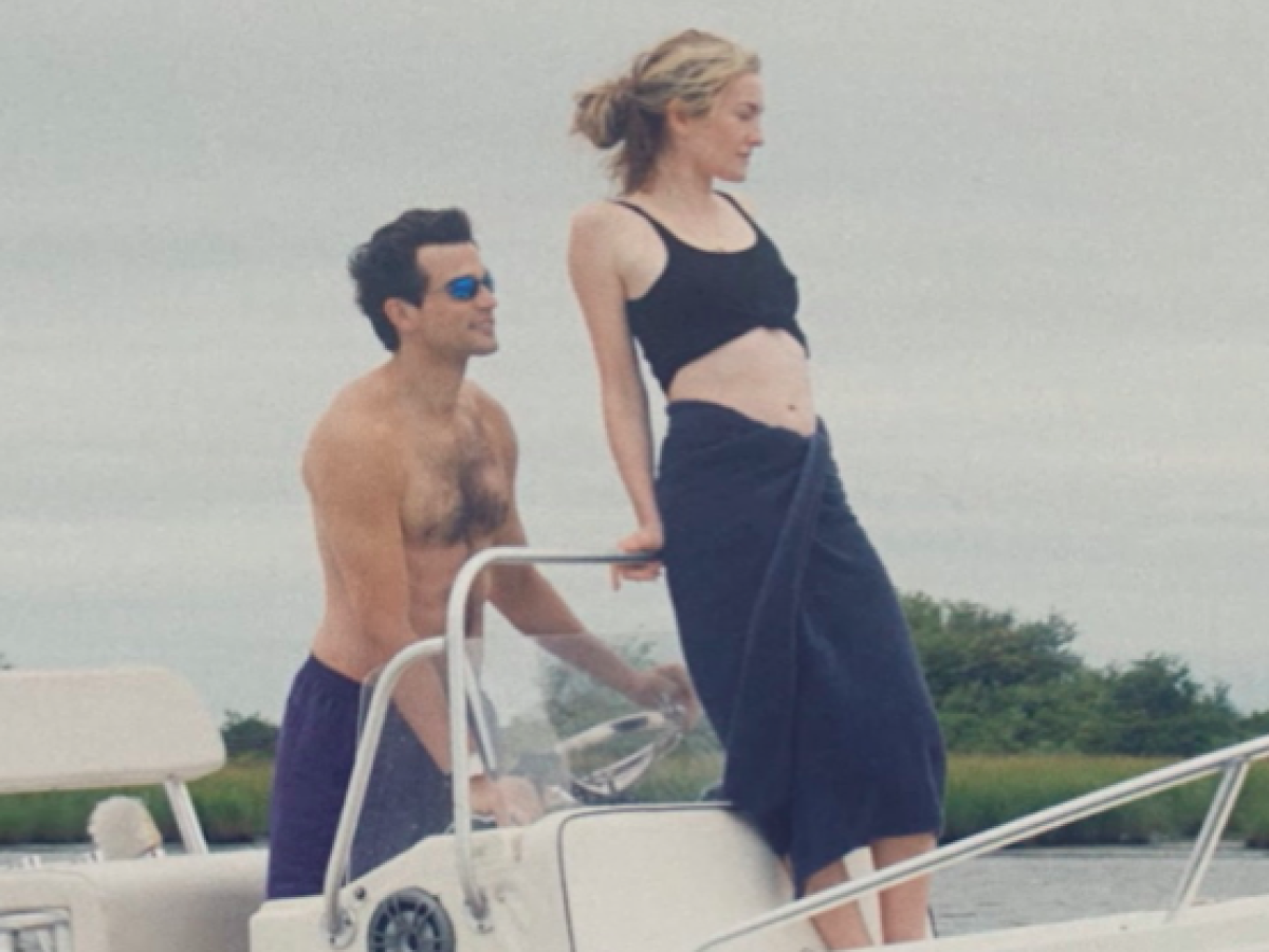 Love Story: Γιατί είναι τόσο δύσκολο να αποτυπωθεί το στυλ της Carolyn Bessette-Kennedy;