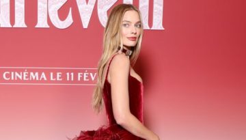 Margot Robbie: Εκθαμβωτική εμφάνιση με βελούδινη τουαλέτα Chanel στο Παρίσι