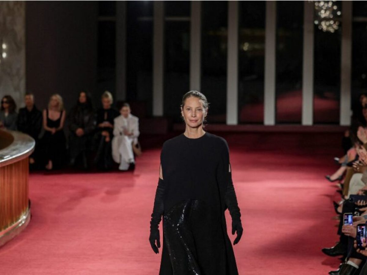 Michael Kors: Ένα φαντασμαγορικό show για τα 45 χρόνια του οίκου με την Christy Turlington στο catwalk