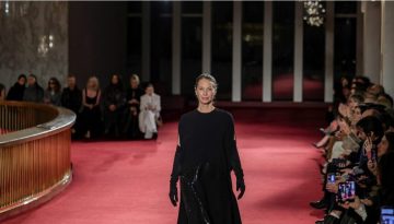 Michael Kors: Ένα φαντασμαγορικό show για τα 45 χρόνια του οίκου με την Christy Turlington στο catwalk