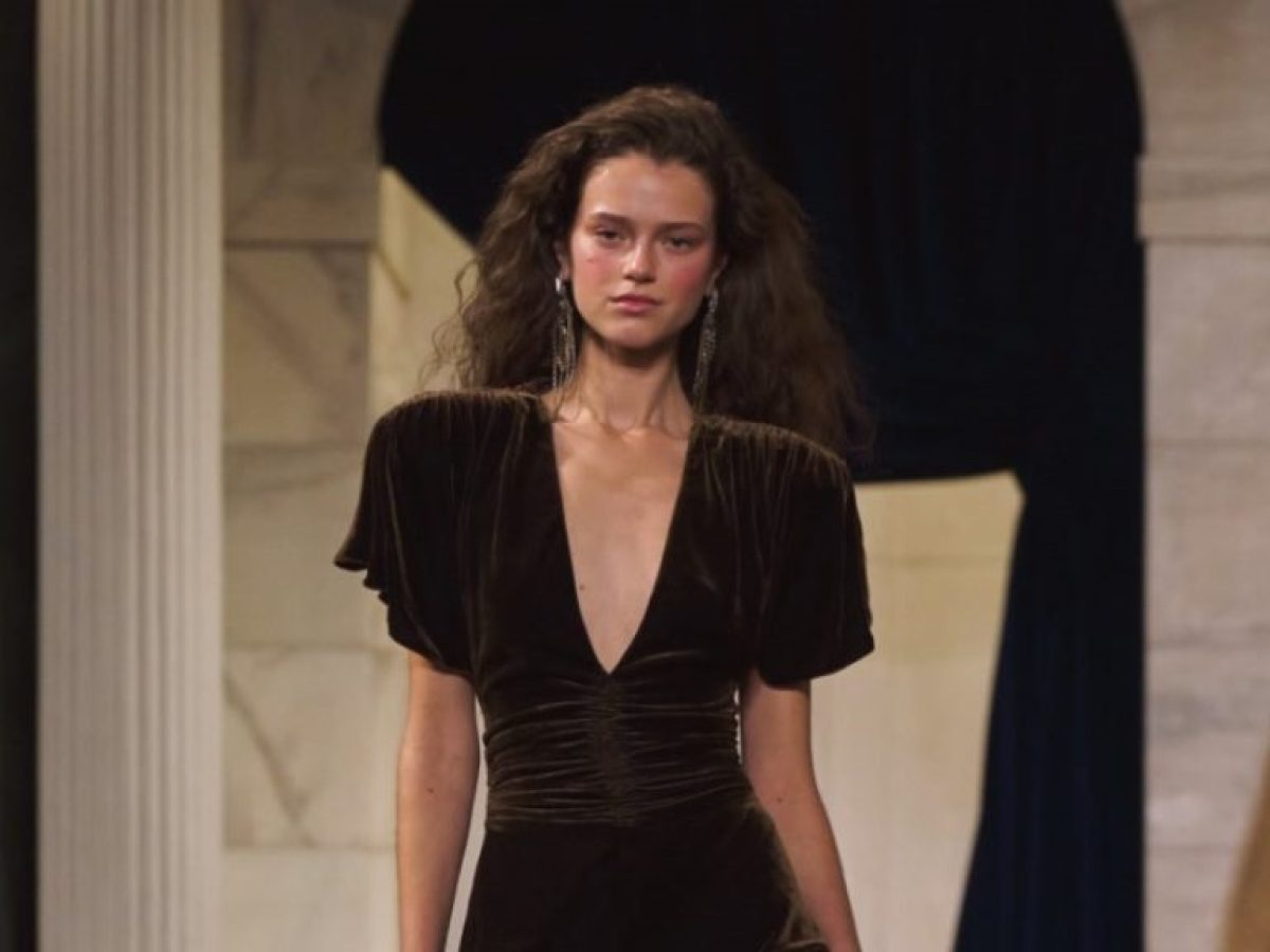NYFW: Η νέα συλλογή του Ralph Lauren αντλεί έμπνευση από το επαναστατικό γυναικείο πνεύμα και συνδυάζει μοντερνισμό και ιστορία