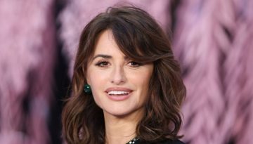 Penélope Cruz: Ποζάρει σε εξώφυλλο περιοδικού με ένα look που εξυμνεί τη Μεσογειακή ομορφιά